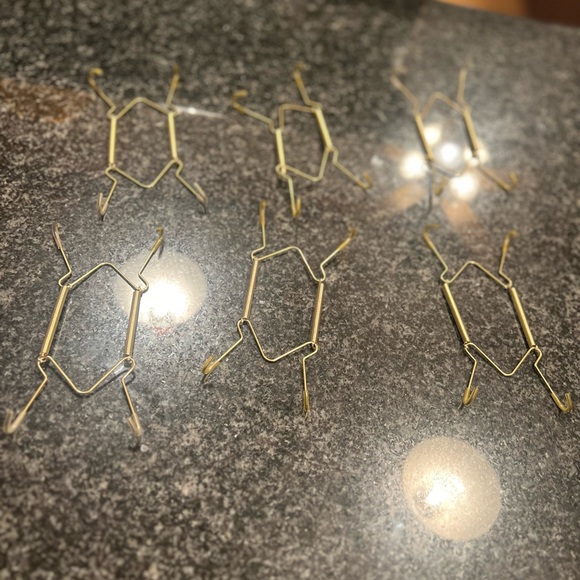 6 small size plates for display. Perfect condition. Makes it easy for placing - Picture 1 of 3